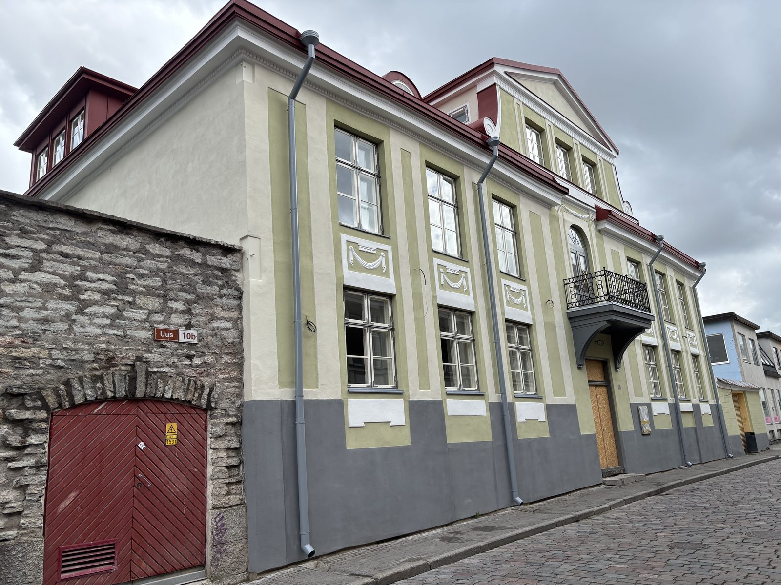 Uus tn 10, Tallinn — Valtsplekk-katuse ja fassaadi renoveerimine · Muinsuskaitse